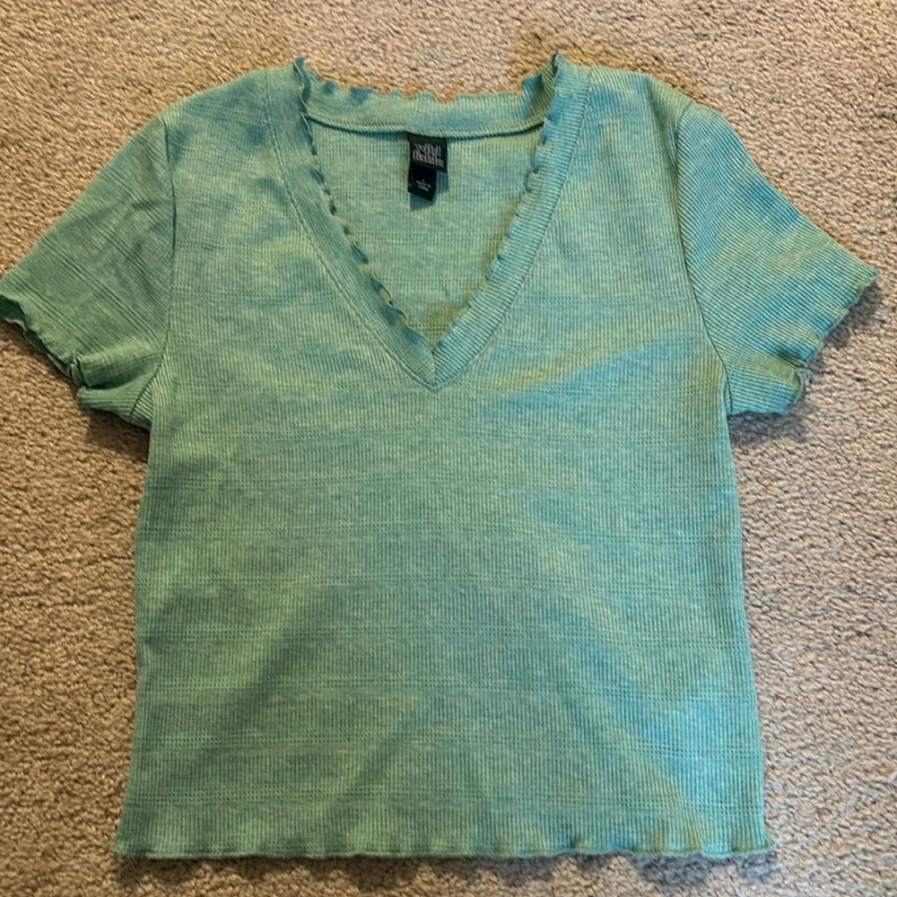 Light green, crop top, t shirt.